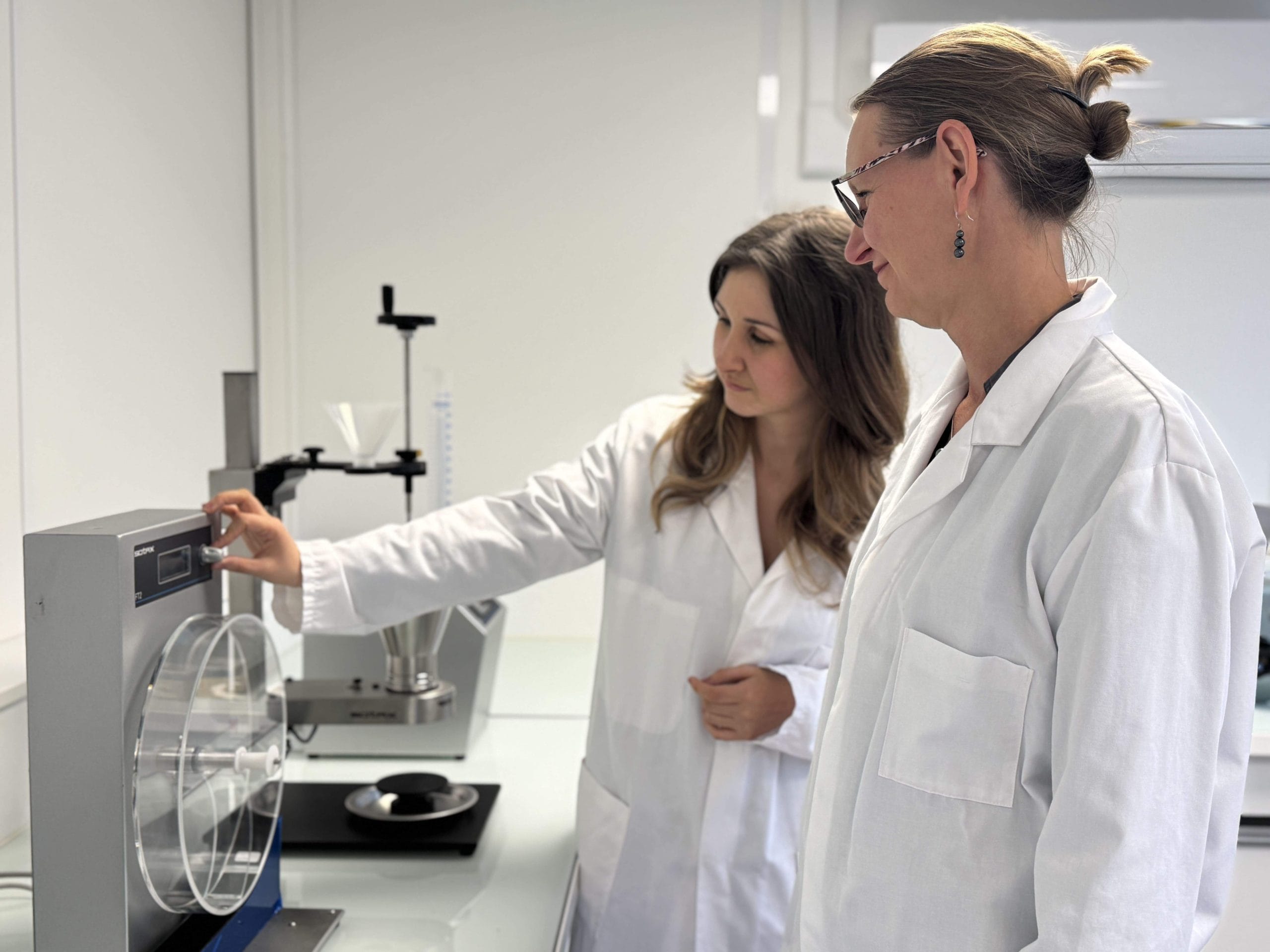 Safic-Alcan opens its global pharmaceutical applications laboratory.