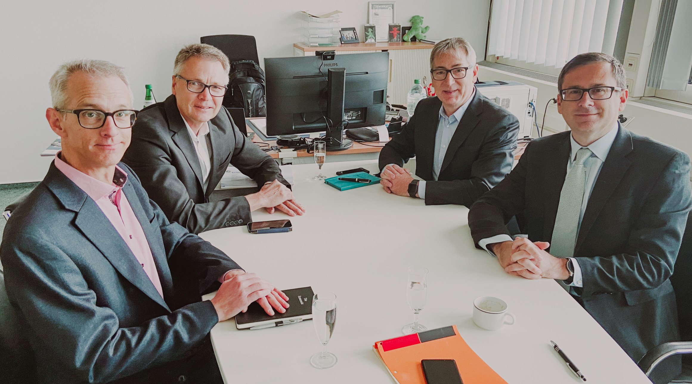 Round table discussion on new acquisitions with the executive committee