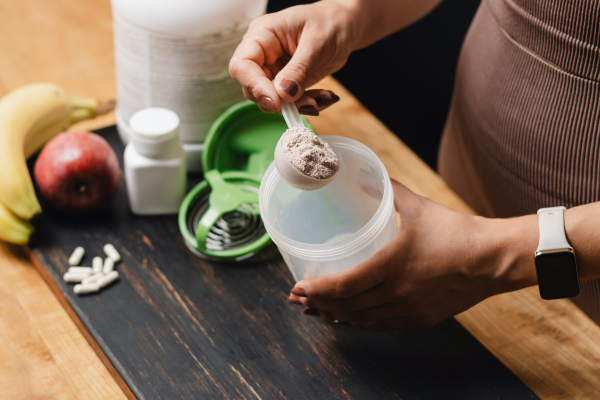 Capsules and powdered supplement actives, illustrating the oral dose forms used to deliver collagen peptides, hyaluronic acid and antioxidants for skin.