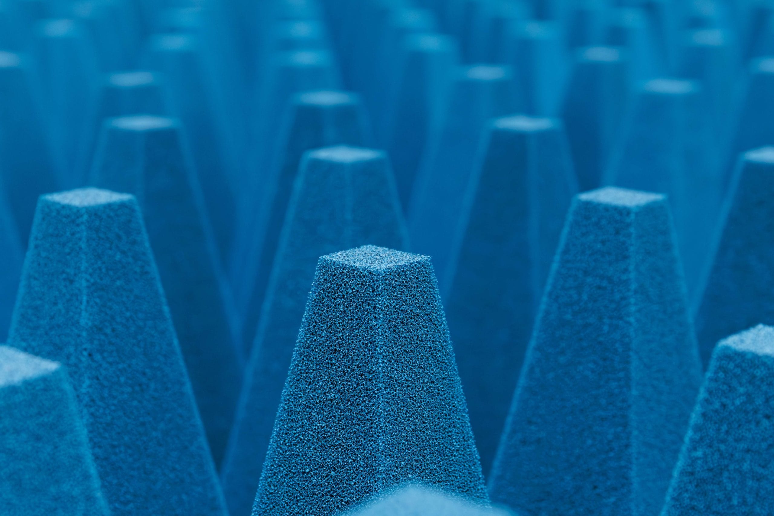 Gros plan sur un revêtement en mousse de polyuréthane dans une chambre semi-anéchoïque