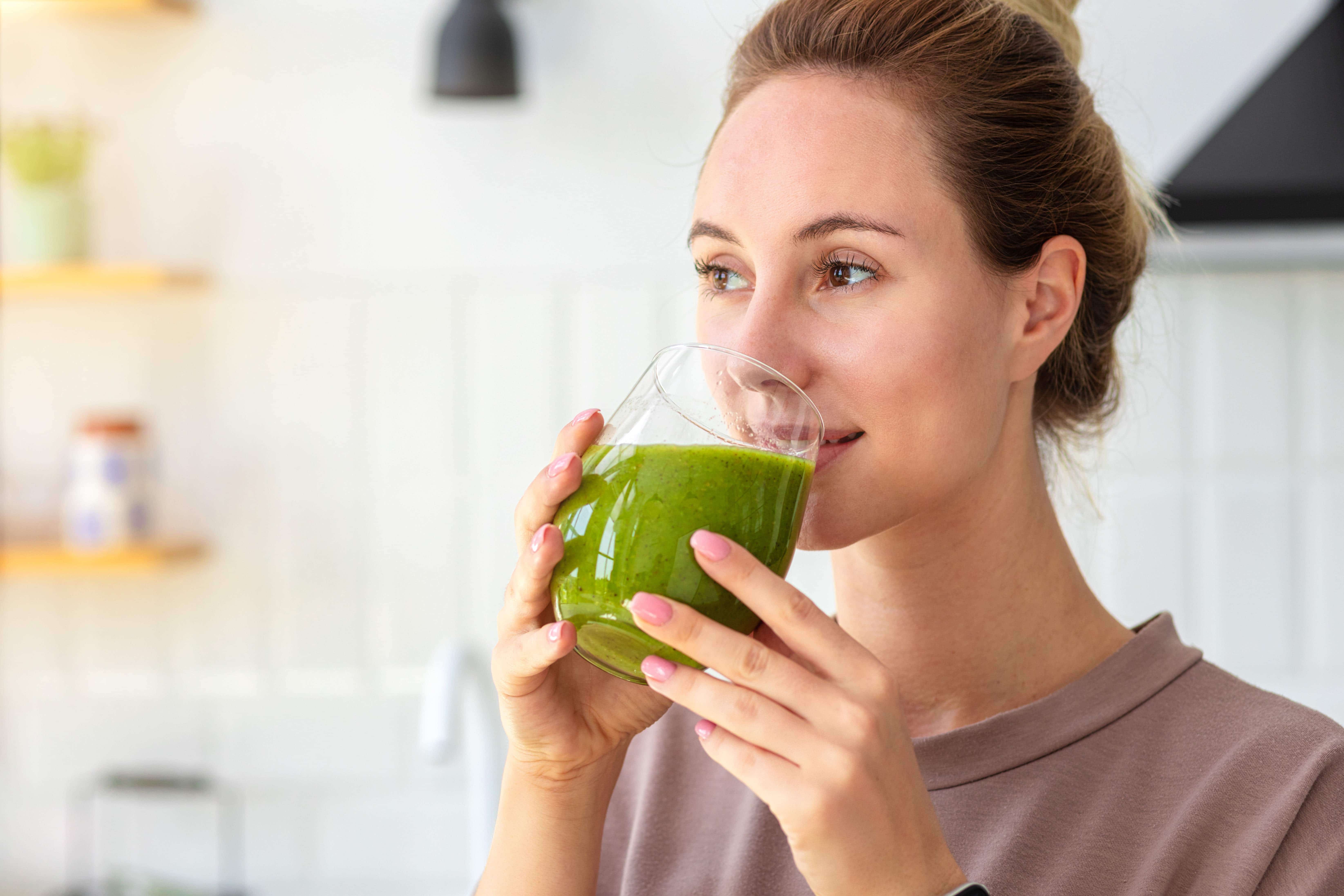 woman dirnking healthy drinks