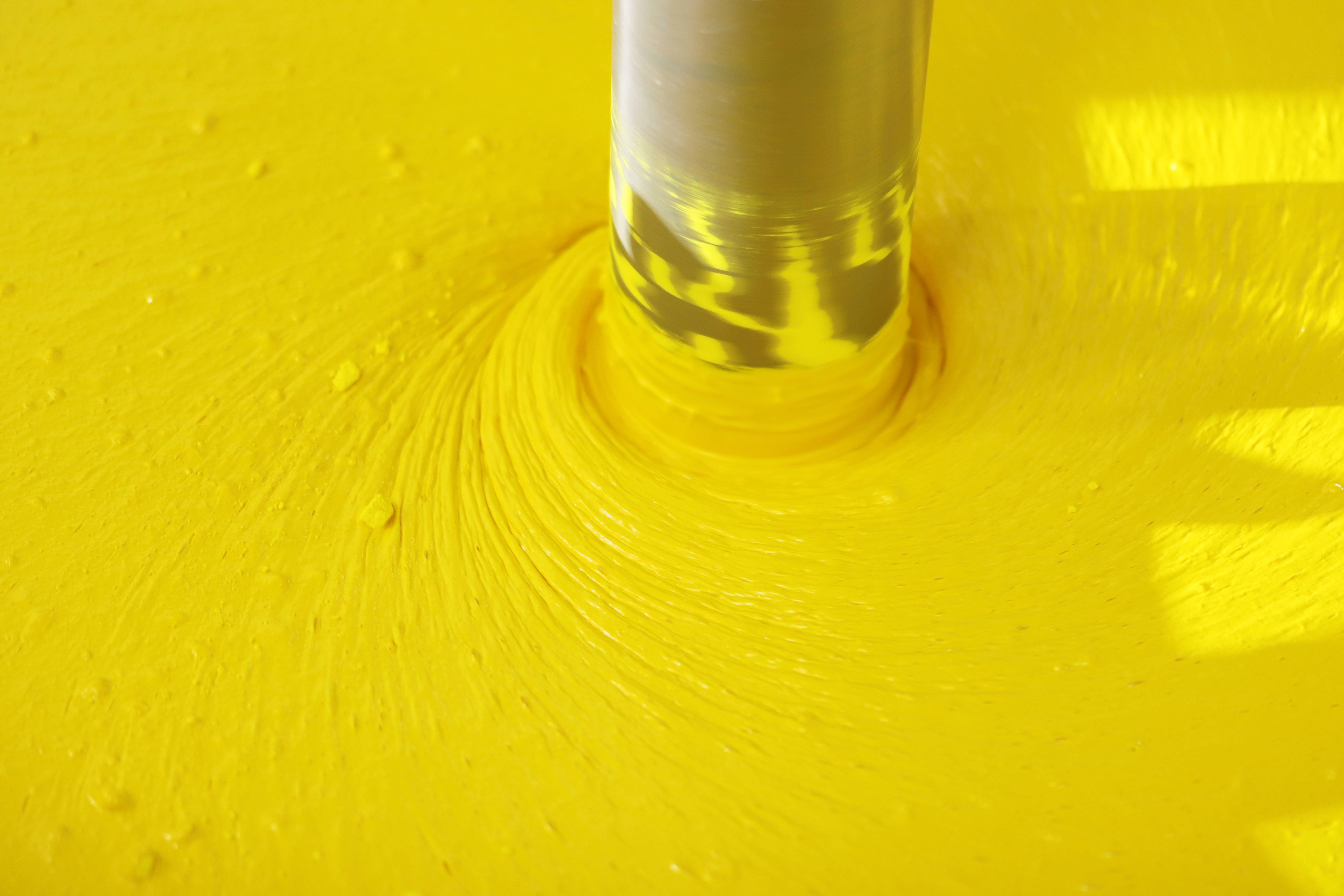 Dispersão de pigmento amarelo em tinta líquida durante mistura