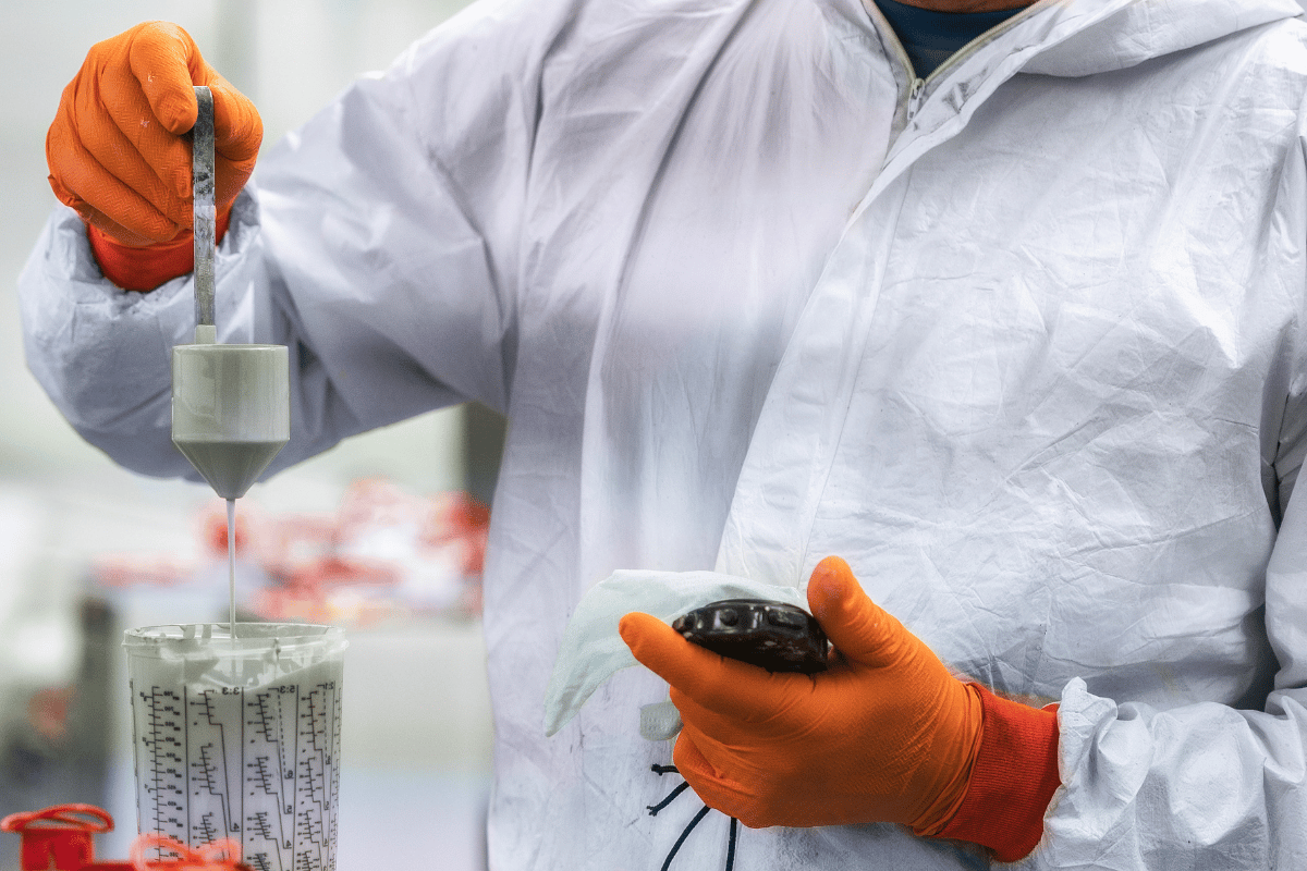 Formulador medindo a viscosidade de uma tinta industrial em laboratório